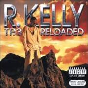 Il testo TRAPPED IN THE CLOSET (CHAPTER 2 OF 5) di R. KELLY è presente anche nell'album Tp.3 reloaded (2005)