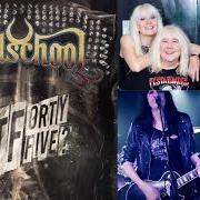 Il testo PARTY delle GIRLSCHOOL è presente anche nell'album Wtfortyfive? (2023)