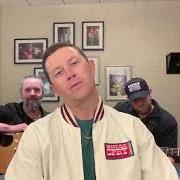 Il testo HELLO DARLIN di SCOTTY MCCREERY è presente anche nell'album 15 (2026)