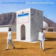 Il testo LA LUCE CHE SFIORA DI TAGLIO LA SPIAGGIA MISE TUTTI D'ACCORDO di COLAPESCEDIMARTINO è presente anche nell'album Lux eterna beach (2023)