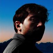 Derrière les montagnes