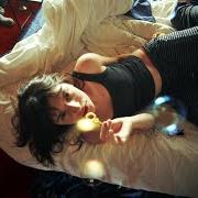 Il testo BENE COSÌ di ANGELICA BOVE è presente anche nell'album Tana (2026)