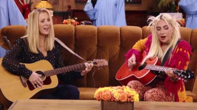 Lady Gaga duetta con Lisa Kudrow sulle note di "Smelly cat"