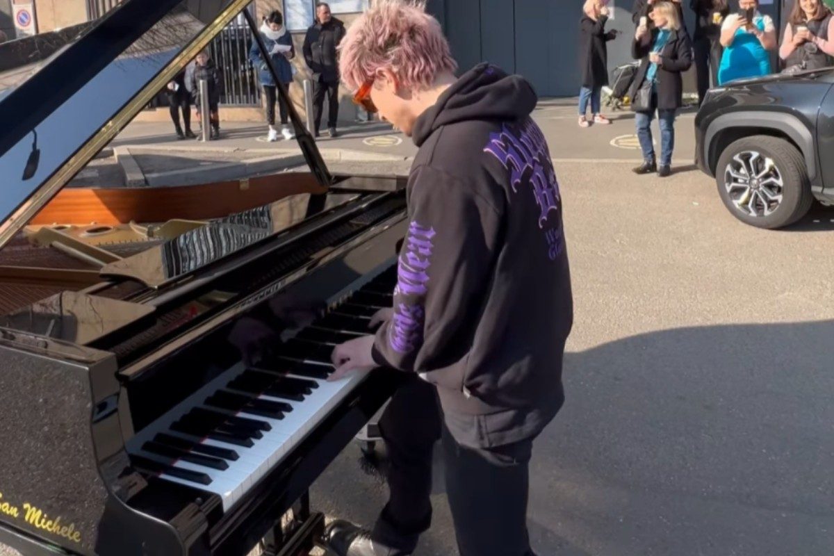 Un pianoforte suona davanti al Consolato ucraino