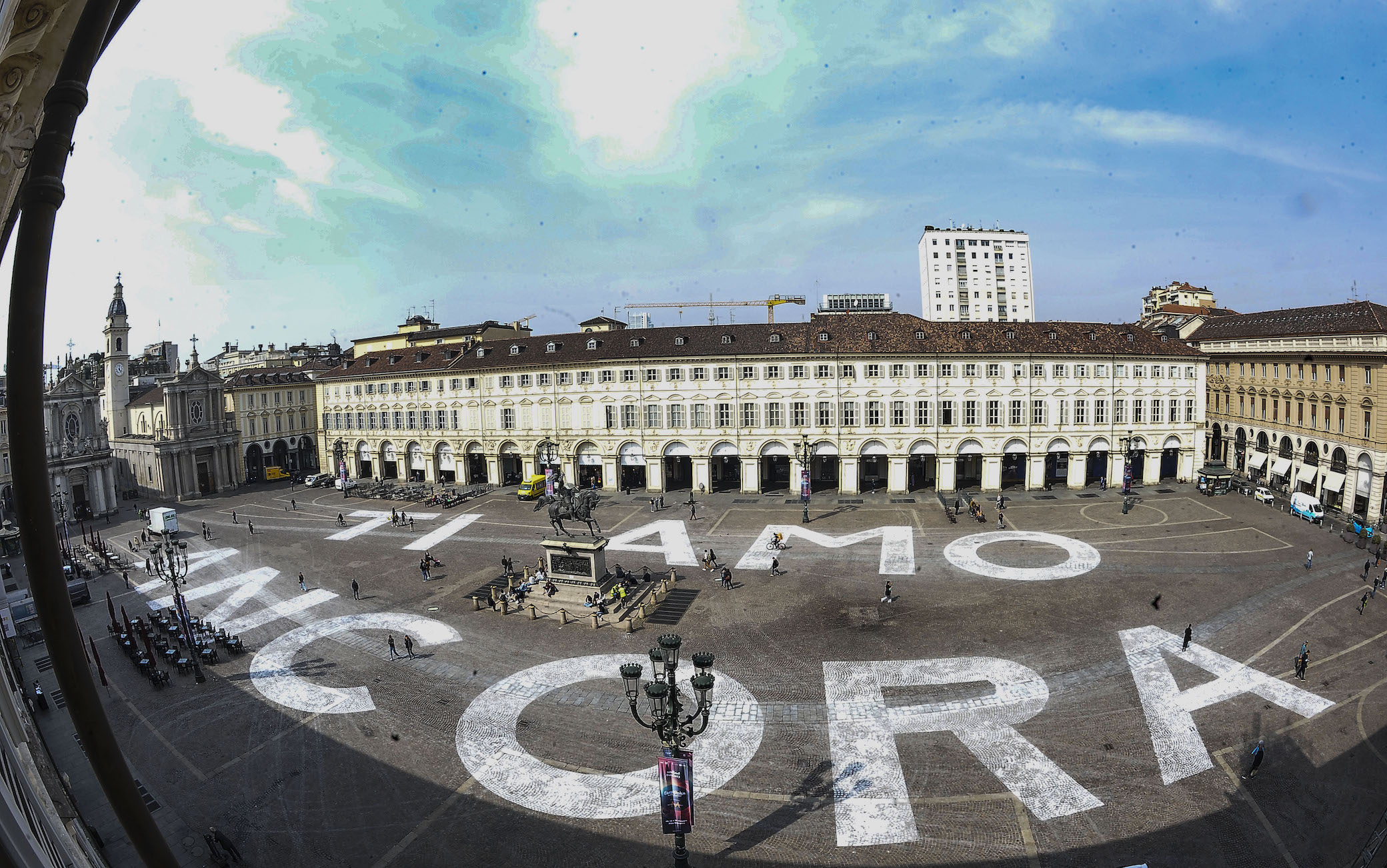 "TI AMO ANCORA": chi c'è dietro l'enorme scritta in piazza San Carlo