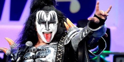 Kiss: Gene Simmons consegna personalmente i dischi a casa vostra