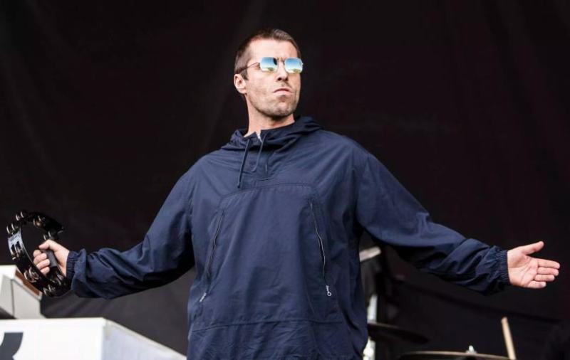  Liam Gallagher: gli lanciano un pesce sul palco e lui interrompe il concerto
