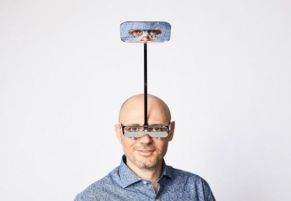 Ecco gli occhiali che aiutano le persone di bassa statura a vedere i concerti